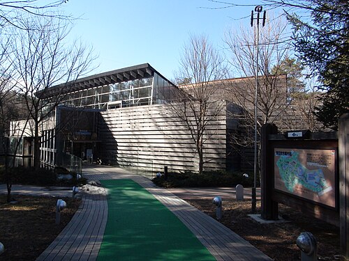 山梨県立富士湧水の里水族館 森の中の水族館。